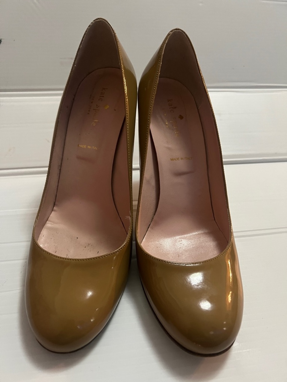 KATE SPADE OLIVE PATENT ROUND TOE LEATHER PUMPS SIZE 9 1/2